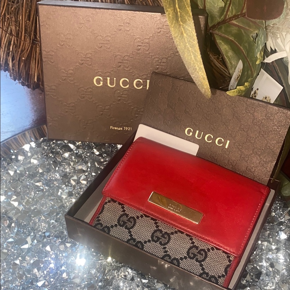 Gucci Red and Black Wallet Luxurious Design 💯 Authentic
